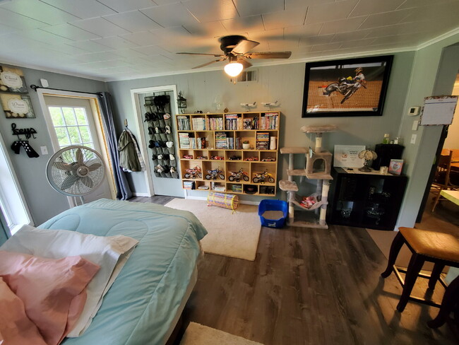 Building Photo - Charming 2-Bedroom Duplex for Rent in Whit...