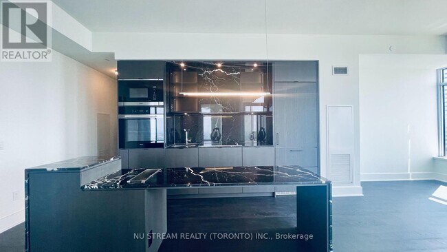 Photo du bâtiment - 11-4811 Yorkville Ave
