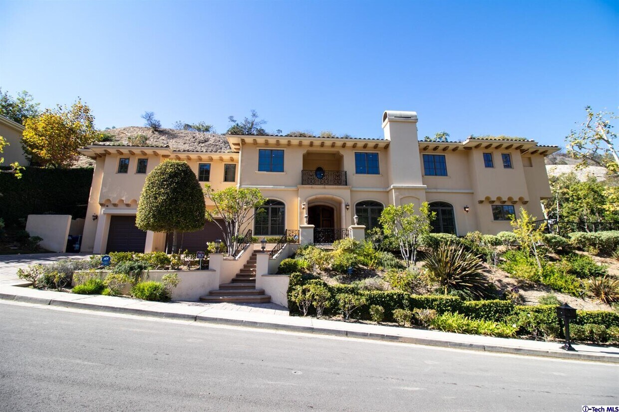 3697 Benedict Canyon Ln, Los Angeles, CA 91423 House Rental in Los