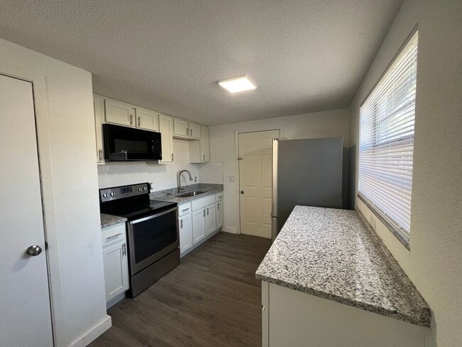 Building Photo - 9321 Goldenrod Rd