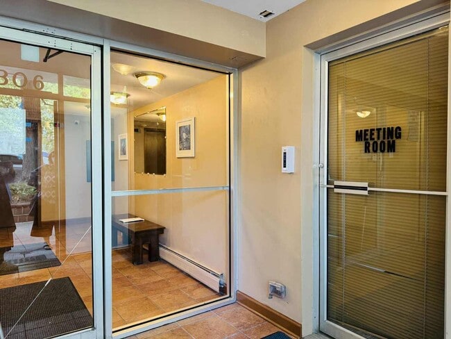 Foto del edificio - 7320 N Rogers Ave