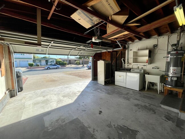 Building Photo - Charming 3B/2BA House w/ Attached Garage &...