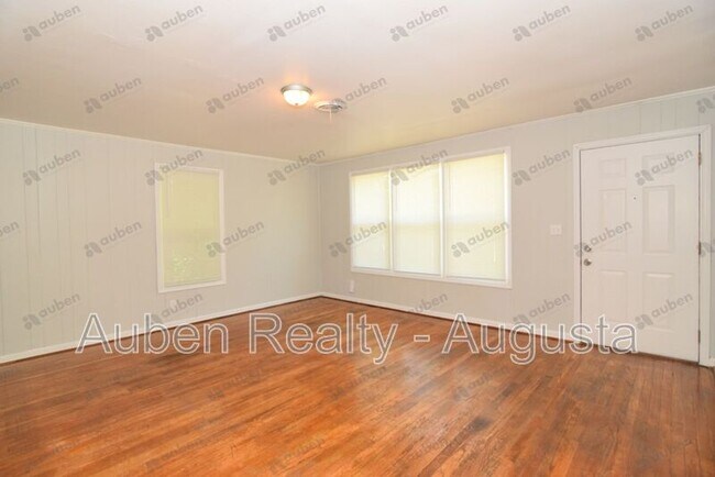 Building Photo - 2421 Oak Ridge St