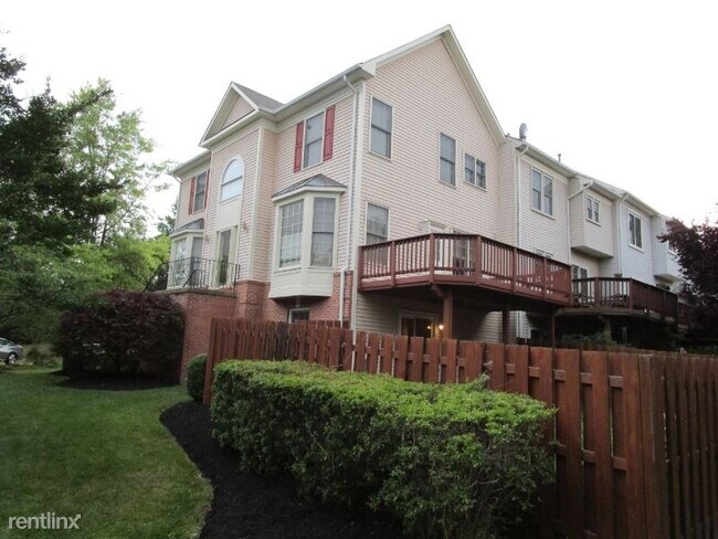 Building Photo - 3 br, 3.5 bath Townhome - 7073 Kings Manor Dr