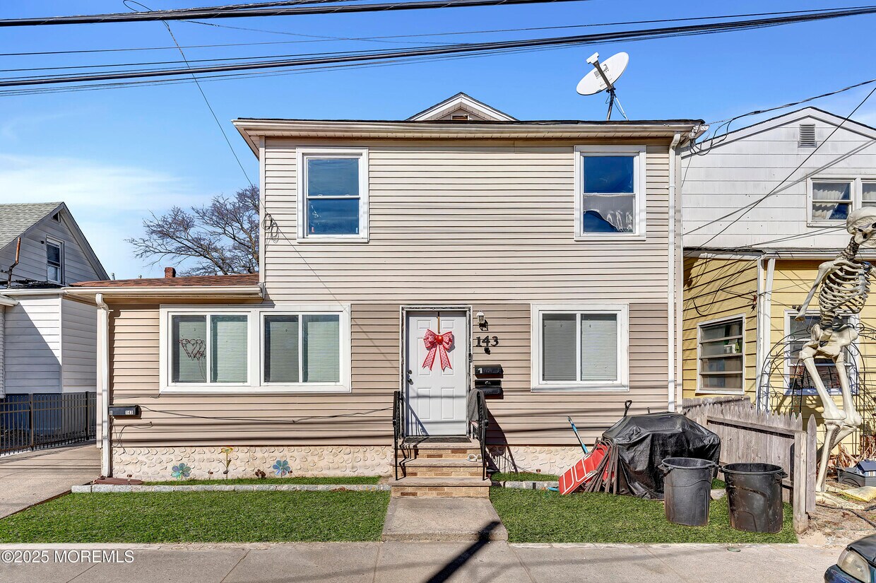Primary Photo - 143 Center Ave