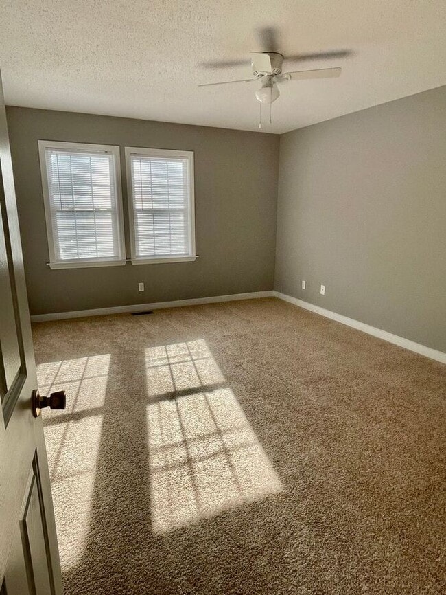Building Photo - 3 bedroom 2 bath TownHome $925