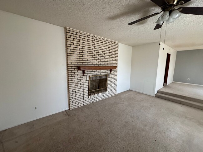 Building Photo - Spacious 3 bed, 3 bath home on corner lot!
