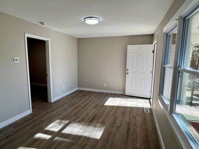 Building Photo - 2 Bedroom 1 Bathroom in Downtown Henderson...