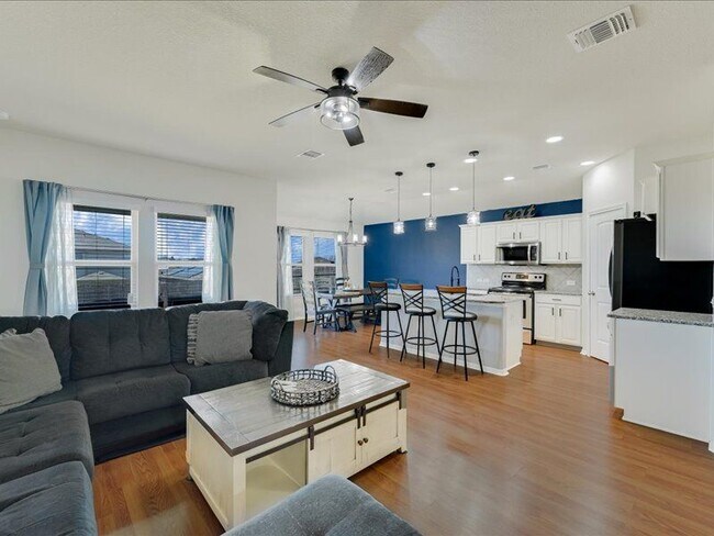 Building Photo - 725 Pinnacle Dr