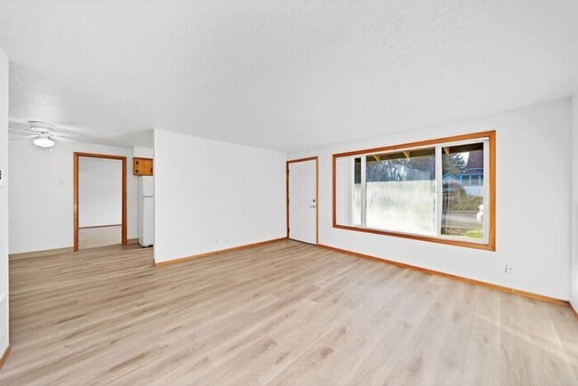 Building Photo - 3 bedroom downtown Hillsboro!! Call today-...