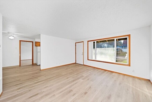 Foto del edificio - 3 bedroom downtown Hillsboro!! Call today-...