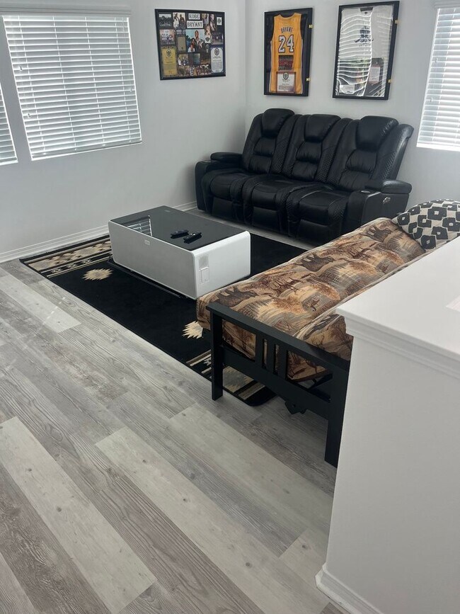 Foto del edificio - Modern 3 Bedroom Single Family Home in Fon...