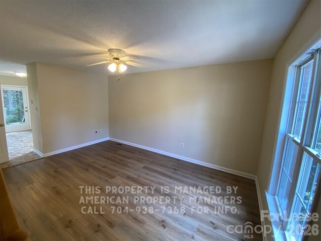 Foto del edificio - 1906 Ln St