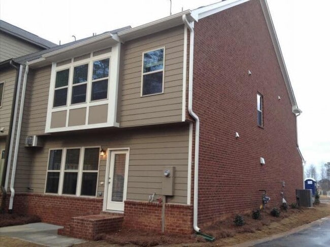 Building Photo - 2100 Greencrest Cir