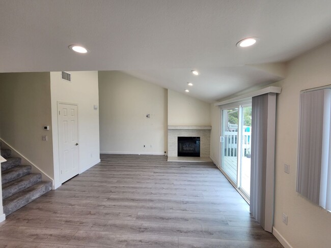 Building Photo - 3 Bedroom Townhouse in Solana Beach