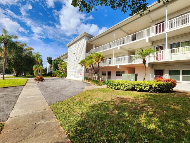 ¡Condominio Disston Arms! La comunidad más tranquila - 5155 9th Ave N