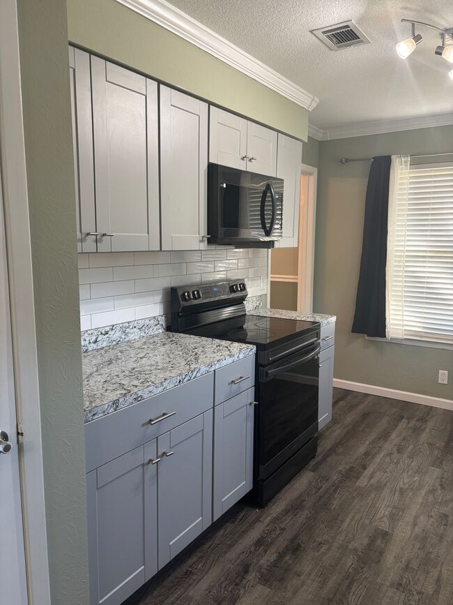 Foto del edificio - Remodeled 3/2/2 with Lots of Square Footage!