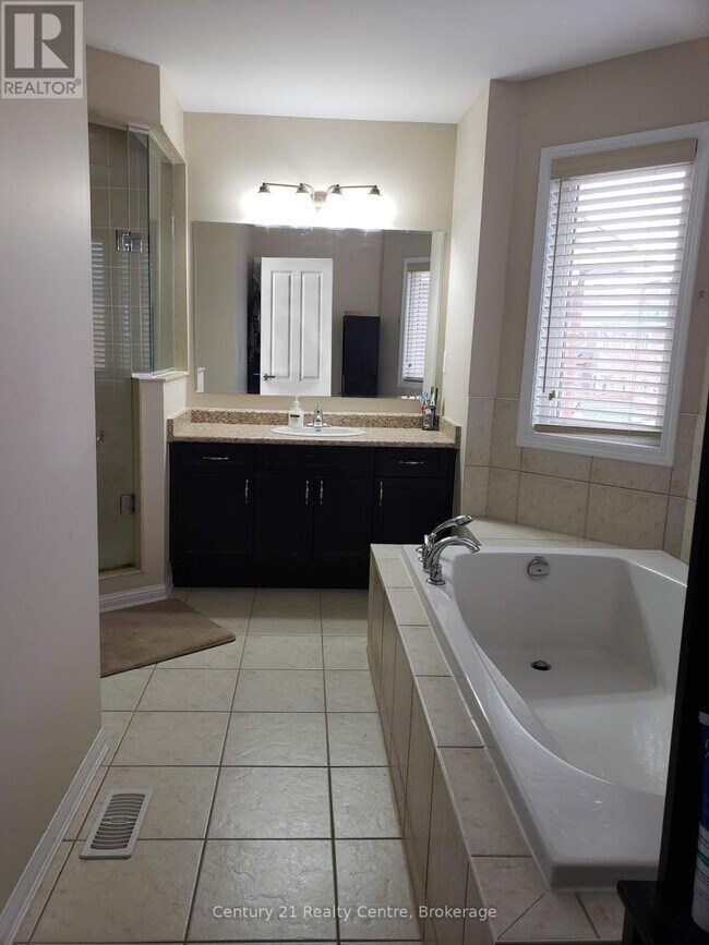 Building Photo - 31 Lesabre Cres