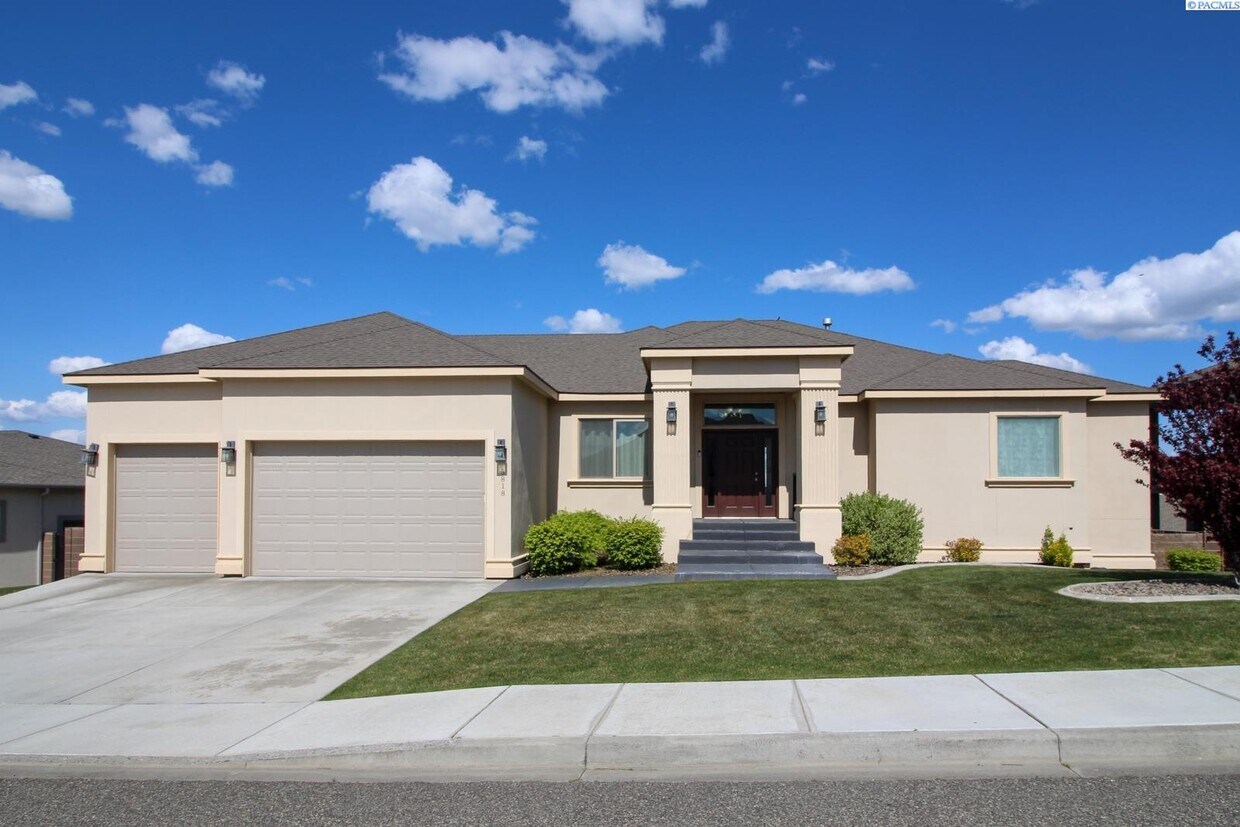 Primary Photo - 4 bed, 4 bath home in Kennewick