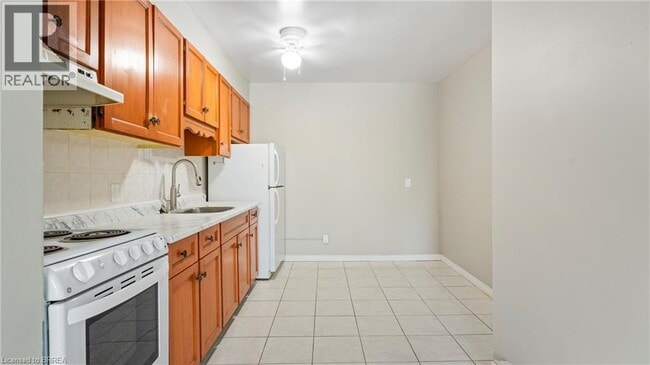 Building Photo - 994 Colborne St E