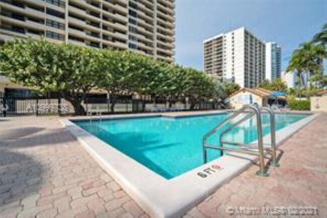 Building Photo - 2555 Collins Ave