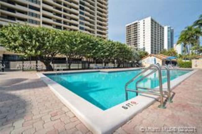 Building Photo - 2555 Collins Ave