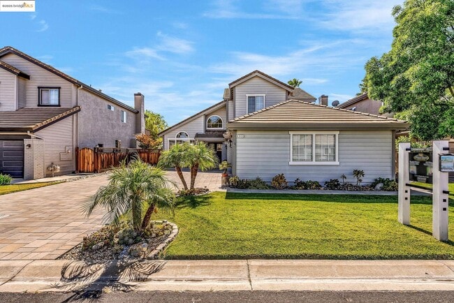 Building Photo - 2435 Pinehurst Ct