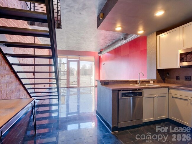 Building Photo - 710 W Trade St