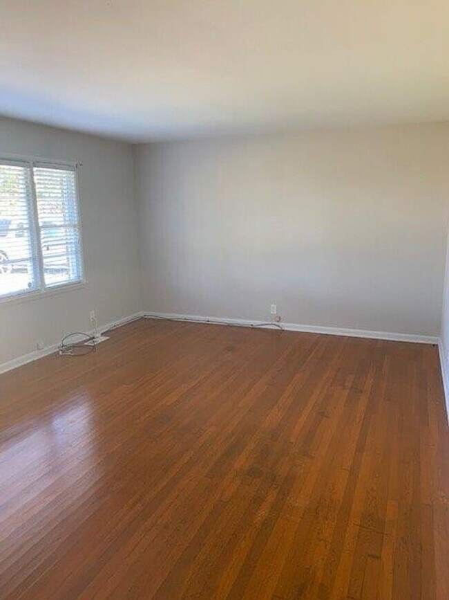 Foto del edificio - Nice 3 Bed 2 Bath Available Fall 2025!