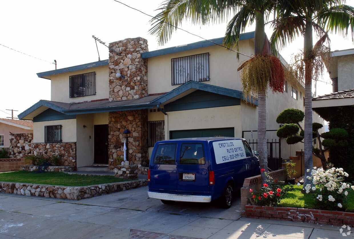 Building Photo - 12528 York Ave