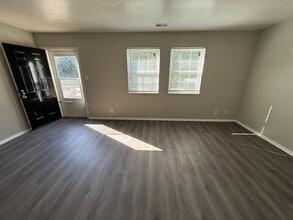 Building Photo - 4713 Lakeside Dr