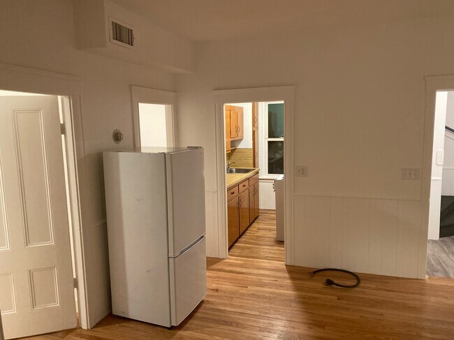 Building Photo - 34 Kilburn Street, Unit 3