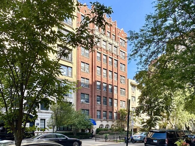 Building Photo - 325 W Wellington Ave