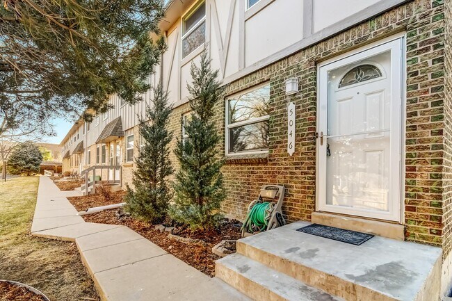 Building Photo - 5004 E Hinsdale Pl