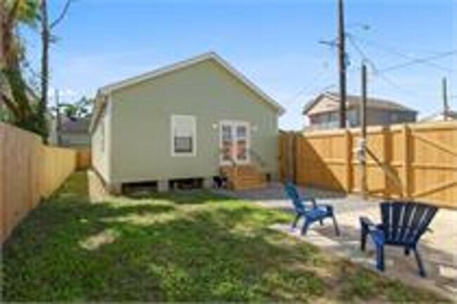 Building Photo - Renovated Central City Home with Open Floor Plan & Parking