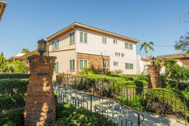 Building Photo - 919 E La Palma Dr