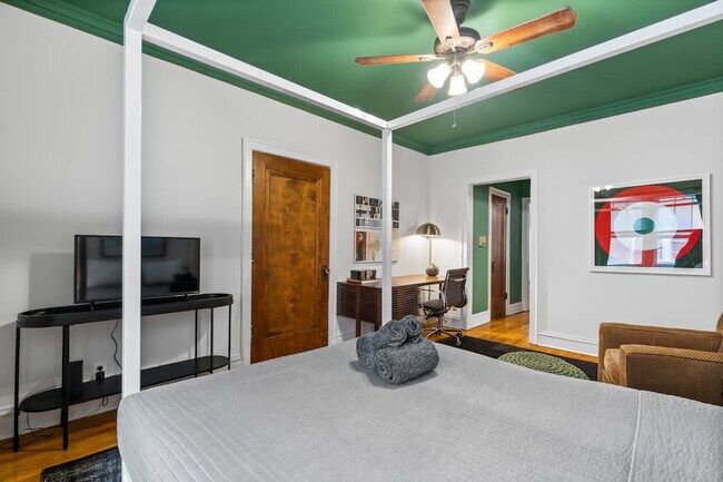 Building Photo - 4409 N Greenview Ave