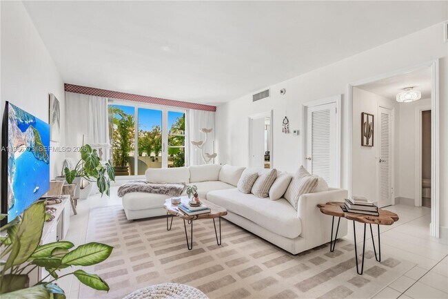 Building Photo - 5001 Collins Ave