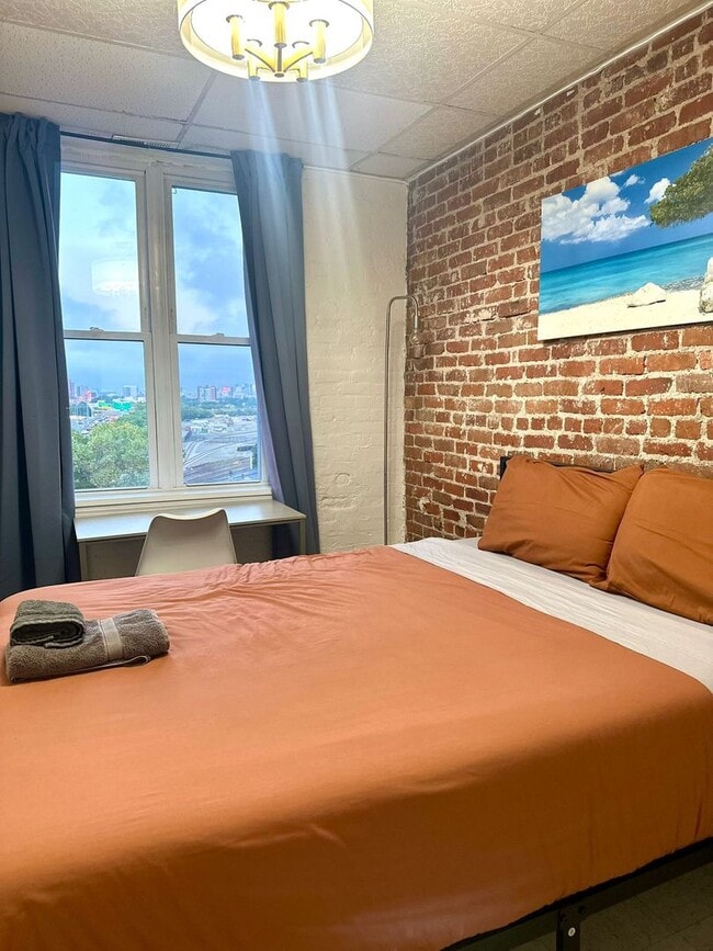 Foto del edificio - Huge 5 Bed in Allston – 2,000 Sq Ft – High Ceilings, Exposed Brick – 9/1