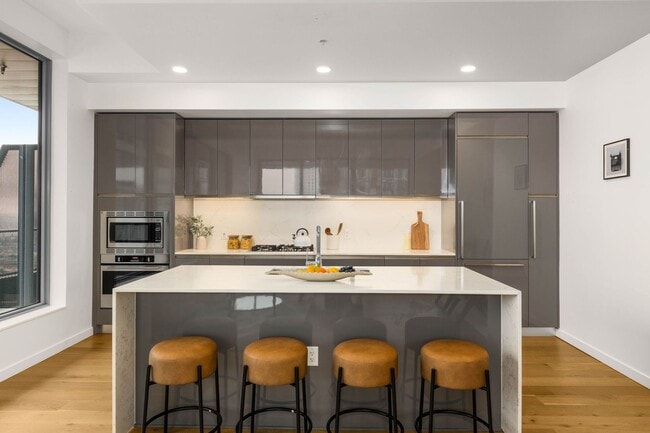 Foto del edificio - Great Nexus Condo For Rent