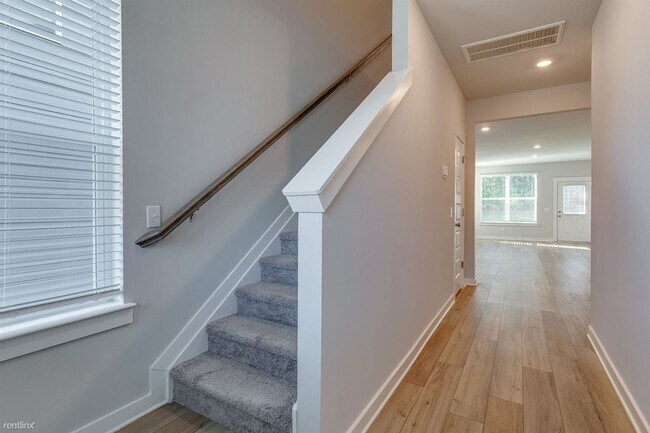 Foto del edificio - 4 br, 3 bath Townhome - 5049 Percival Drive