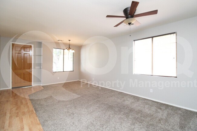 Foto del edificio - 1467 E Chestnut Ln