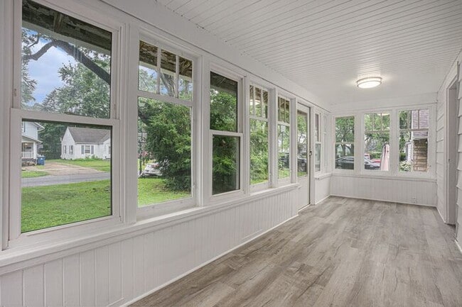 Building Photo - Fully Renovated 3 bed 2 bath home - Ask about our security deposit alternative!