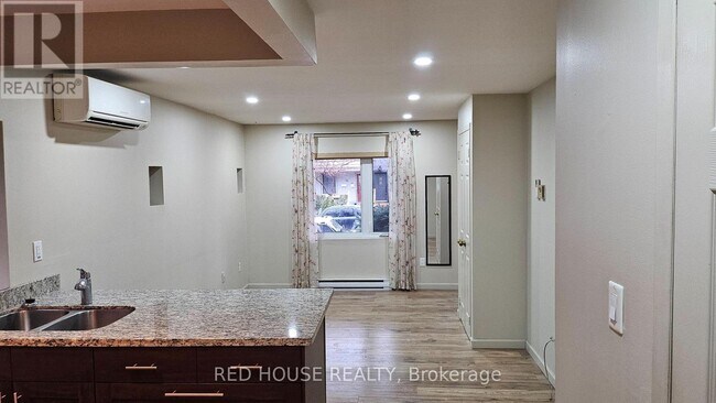 Photo du bâtiment - 37 Connaught Ave