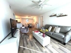 Building Photo - 713 Villa Cir