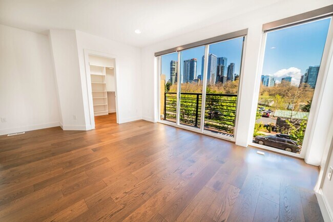 Foto del edificio - Park Central Townhomes - 4 Stories, 3 bedrooms, 31/2 bathrooms, 2 car garage and a rooftop deck w...