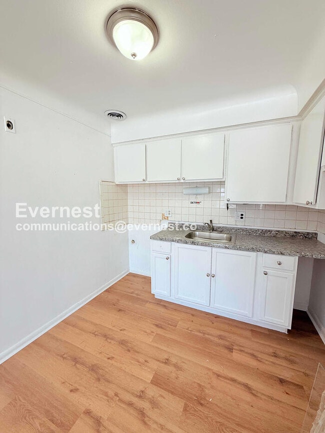 Building Photo - 15601 Schoolcraft Rd