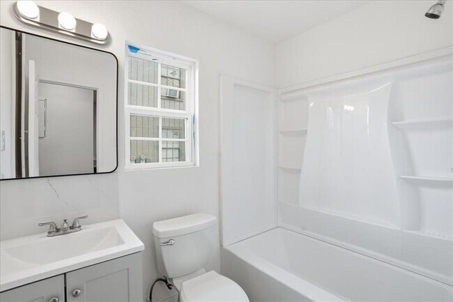 Building Photo - Upscale, Fully Remodeled 1 Bed / 1 Bath – Modern Living