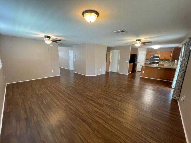 Foto del edificio - 4bed, 3bath, 2 Car Garage and fenced yard!