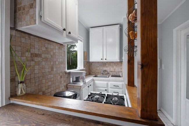 Foto del edificio - 2067 1/2 Ivar Ave